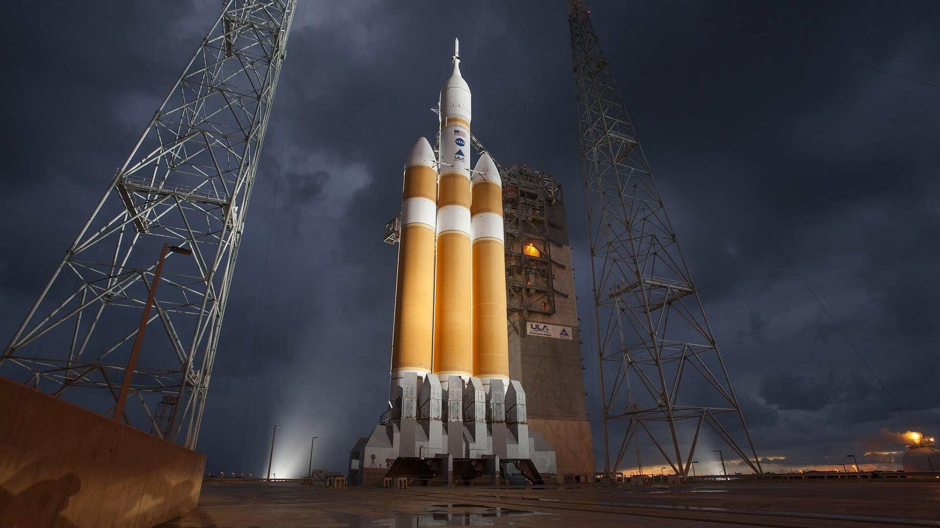 足球赛事中球员受伤事件牵动球迷心.,足球球员受伤图片